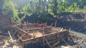 Karya Bakti TNI AD Untuk Rakyat Di Wilayah Kabupaten Kepulauan Mentawai Pemasangan Kerangka besi jembatan bukit pamewa menuju betumonga